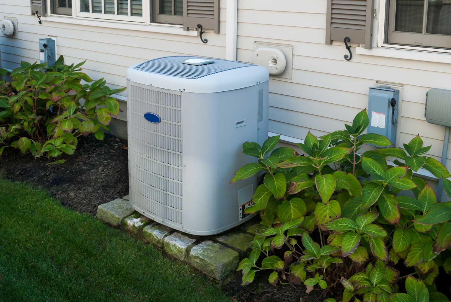 5 Benefits of Hiring Professional Technicians to Maintain Your AC Unit